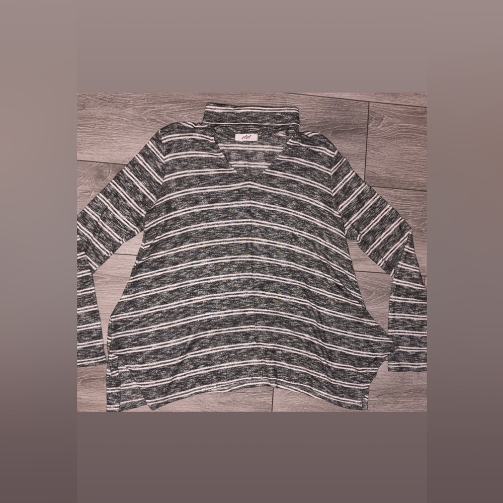 Cici Size Medium Cowl Open Vneck Long Sleeved Tapered Sweater Gray White Dressy